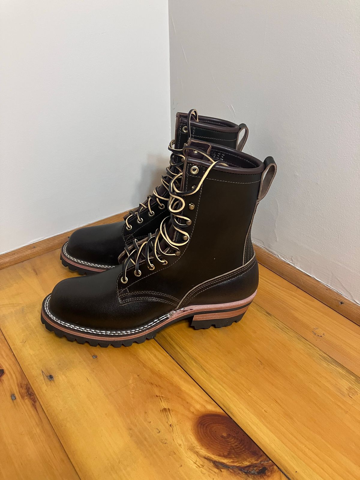 Photo by todd_ted on October 1, 2022 of the Nicks Urban Logger in Horween Brown Waxed Flesh.