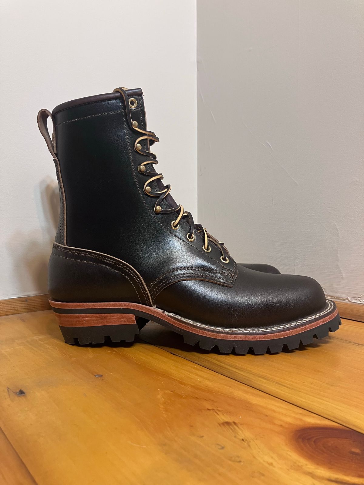 Photo by todd_ted on October 1, 2022 of the Nicks Urban Logger in Horween Brown Waxed Flesh.
