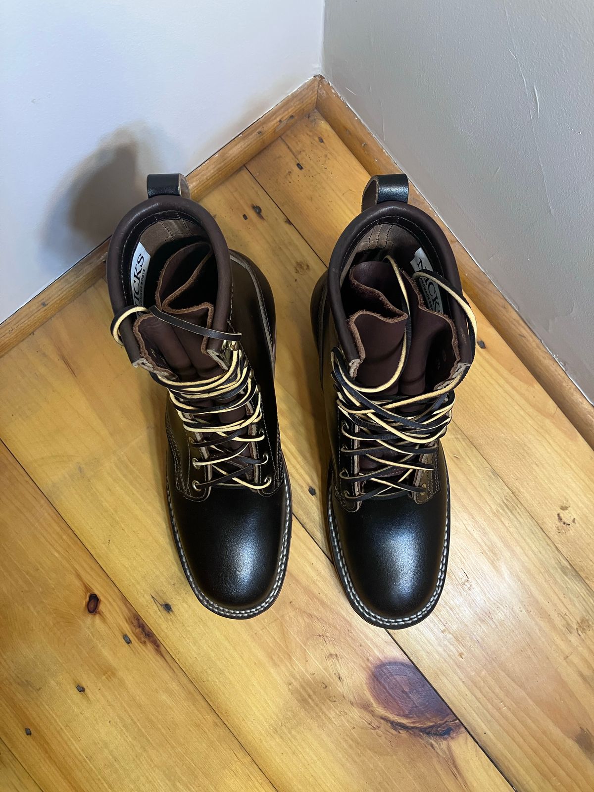 Photo by todd_ted on October 1, 2022 of the Nicks Urban Logger in Horween Brown Waxed Flesh.