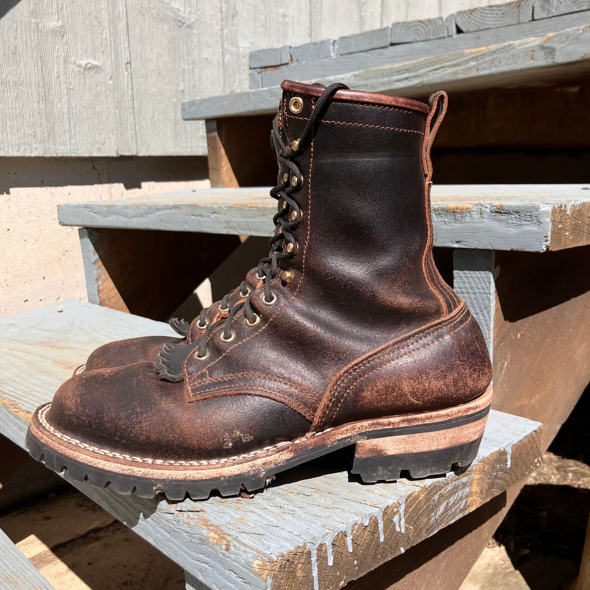 Photo by todd_ted on April 2, 2023 of the Nicks Urban Logger in Horween Brown Waxed Flesh.