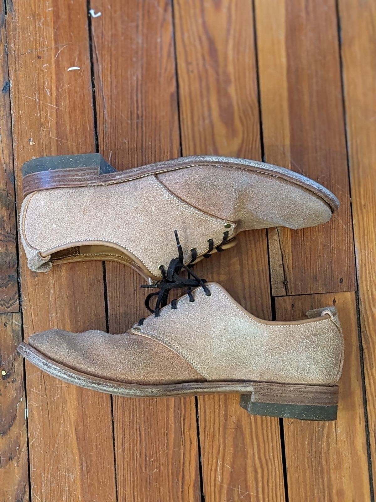 Photo by LarryStyles on November 1, 2023 of the Unsung Prototype Service Shoes in Wickett & Craig Natural Latigo Roughout.