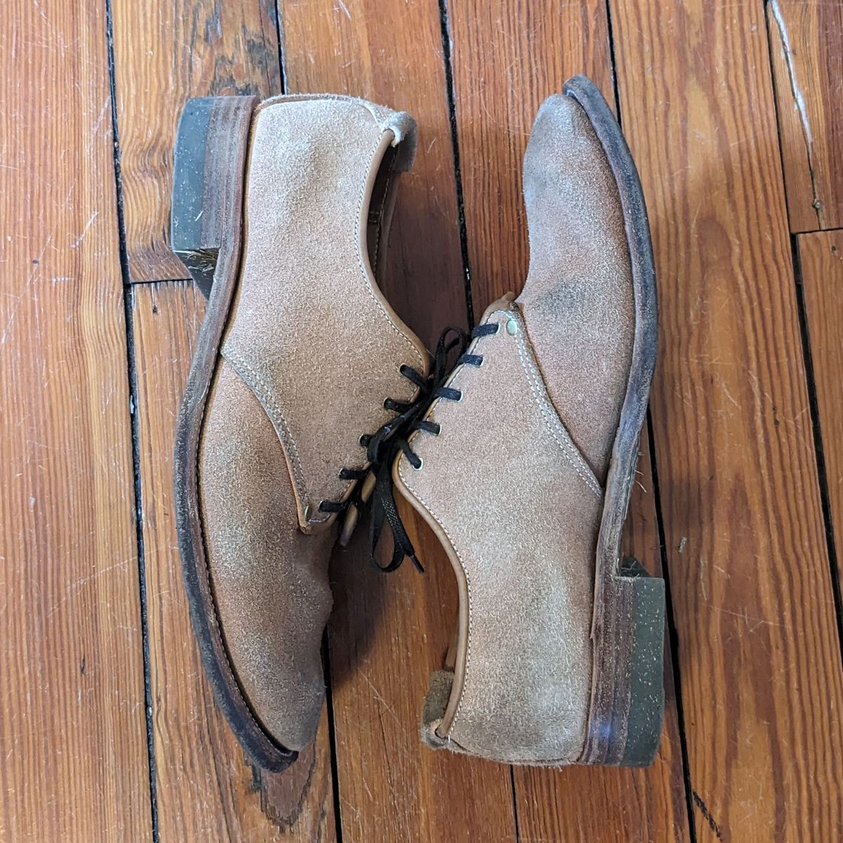 Photo by LarryStyles on December 2, 2023 of the Unsung Prototype Service Shoes in Wickett & Craig Natural Latigo Roughout.