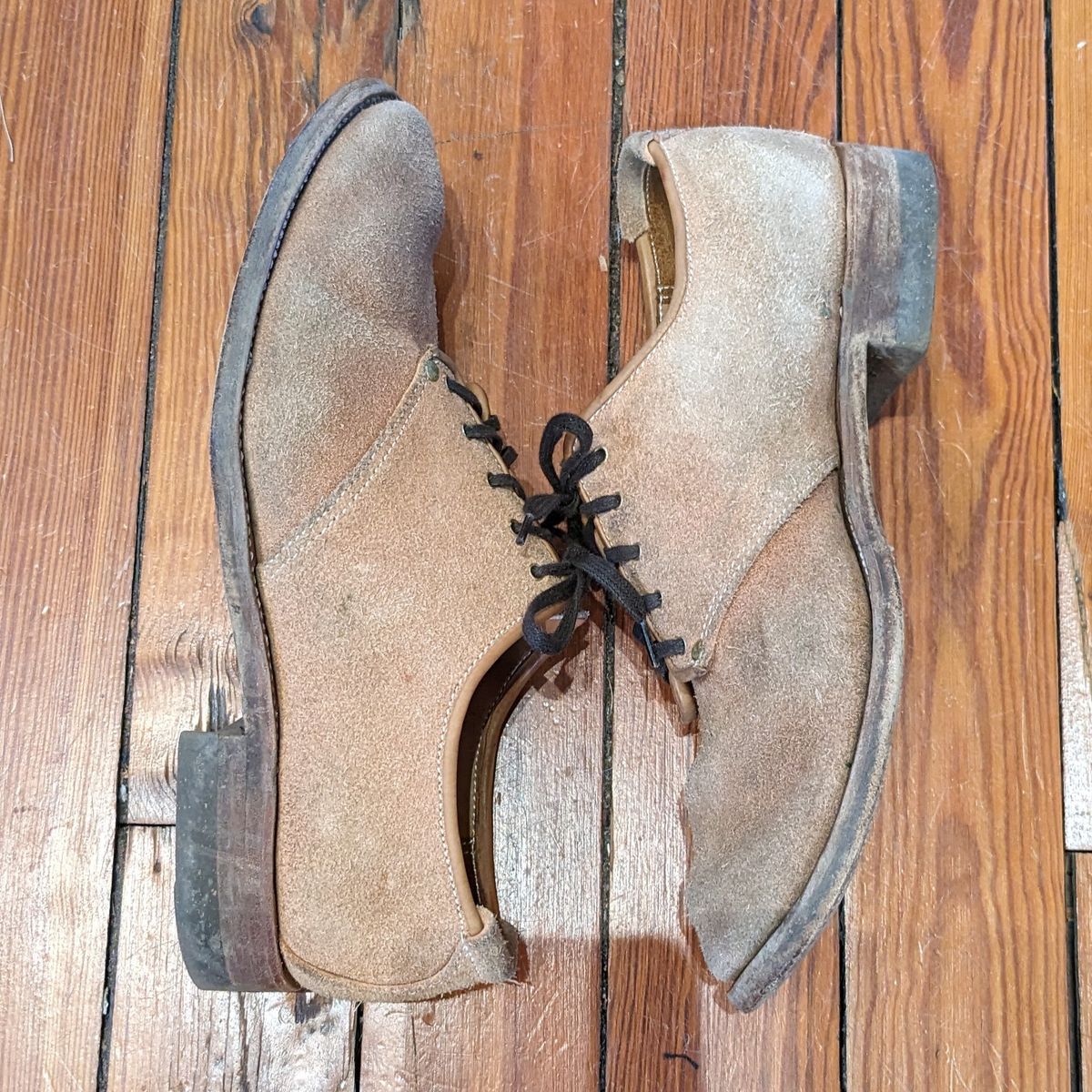 Photo by LarryStyles on January 3, 2024 of the Unsung Prototype Service Shoes in Wickett & Craig Natural Latigo Roughout.