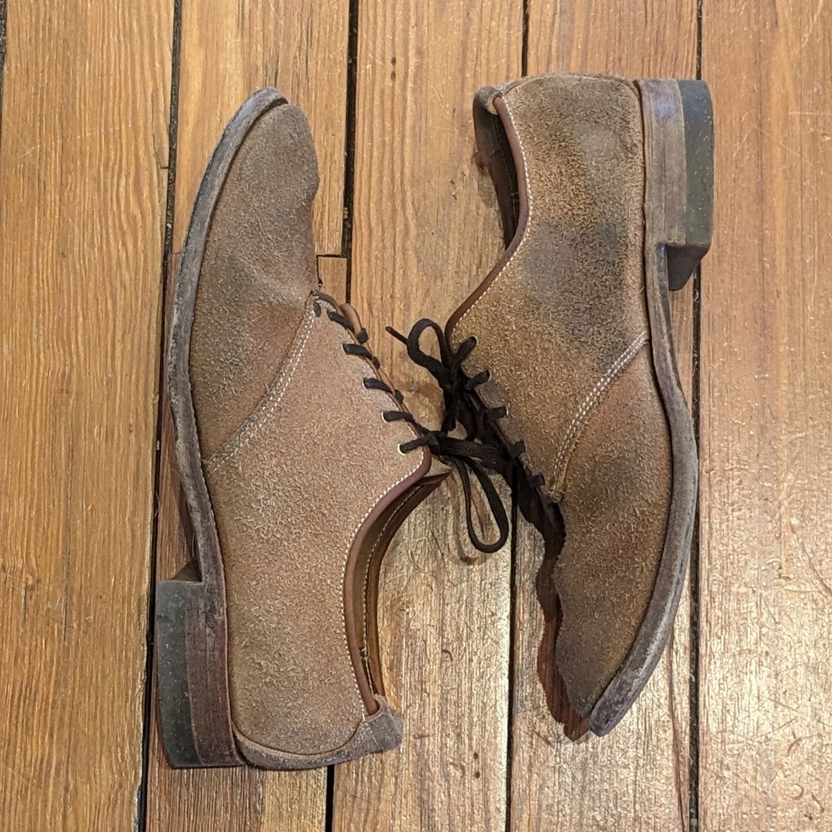 Photo by LarryStyles on February 2, 2024 of the Unsung Prototype Service Shoes in Wickett & Craig Natural Latigo Roughout.