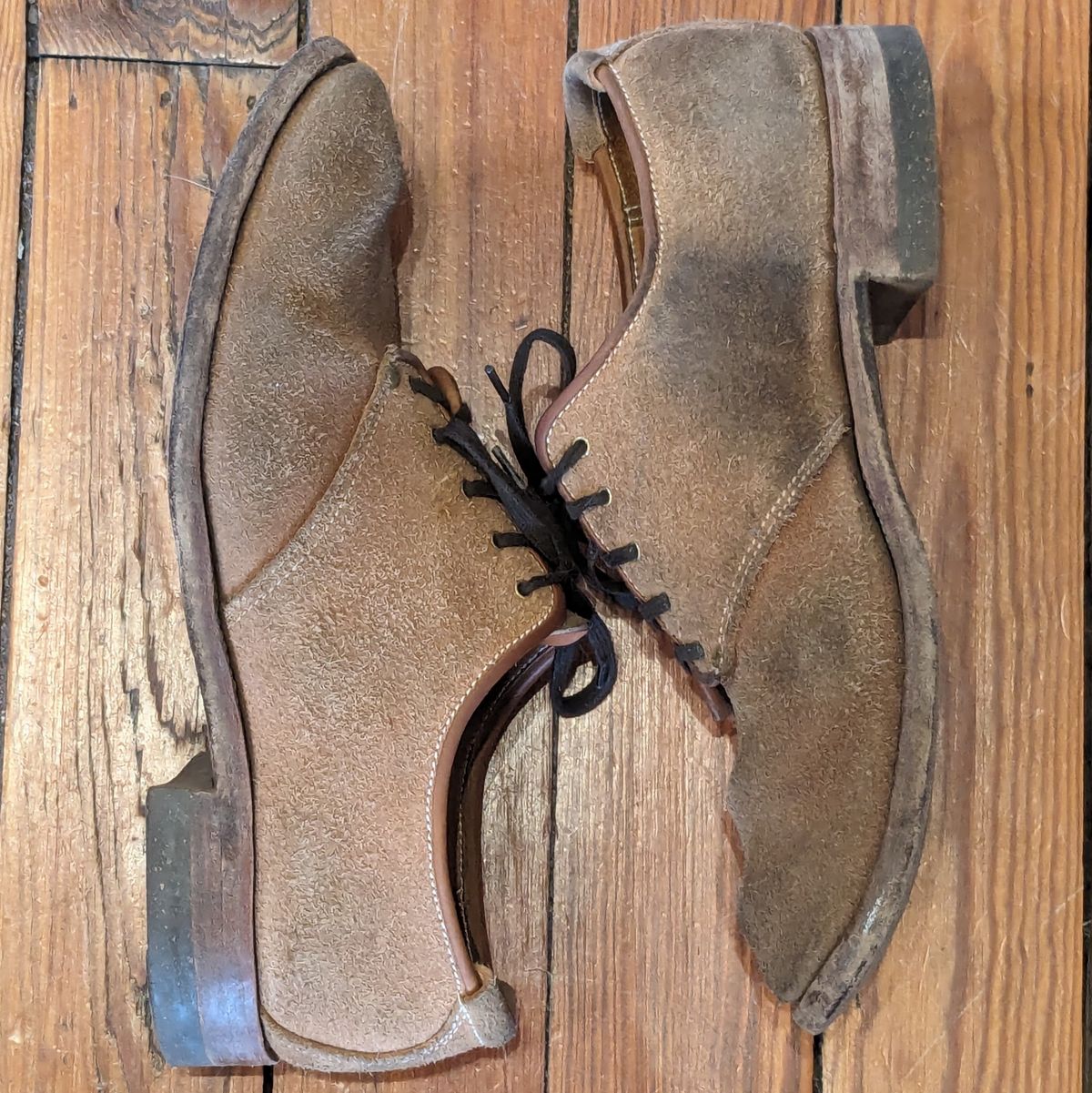 Photo by LarryStyles on March 2, 2024 of the Unsung Prototype Service Shoes in Wickett & Craig Natural Latigo Roughout.