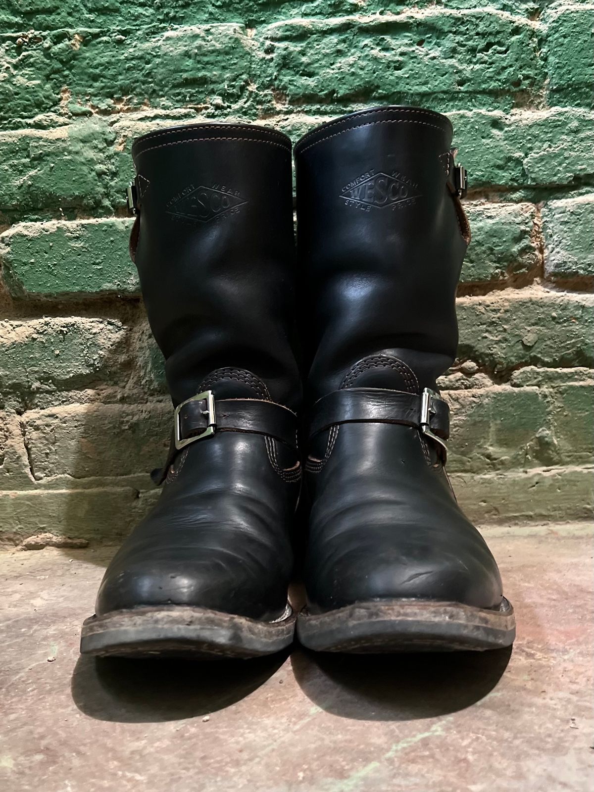 Photo by twigglekitty73 on January 1, 2024 of the Wesco Mister Lou in Horween Black Chromexcel Horsehide.