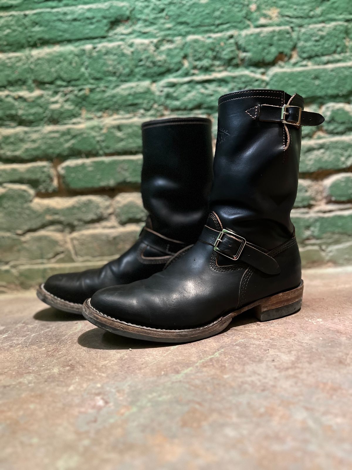 Photo by twigglekitty73 on January 1, 2024 of the Wesco Mister Lou in Horween Black Chromexcel Horsehide.