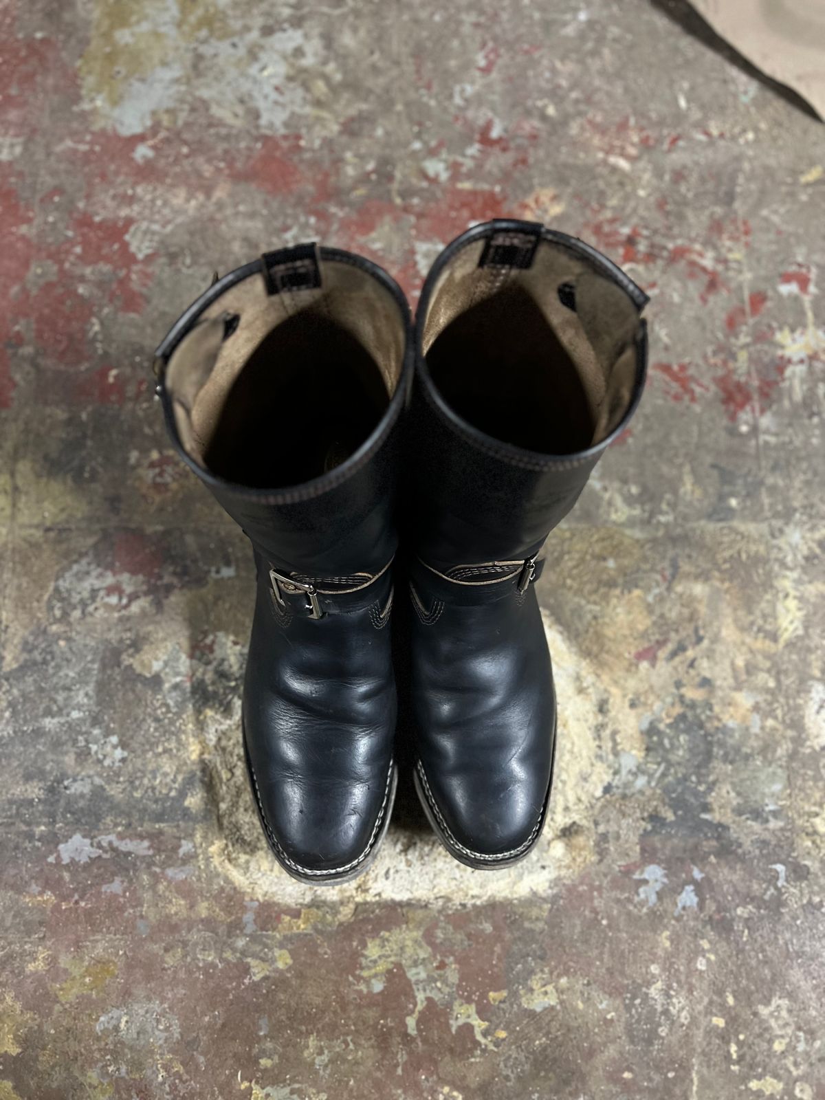 Photo by twigglekitty73 on January 1, 2024 of the Wesco Mister Lou in Horween Black Chromexcel Horsehide.