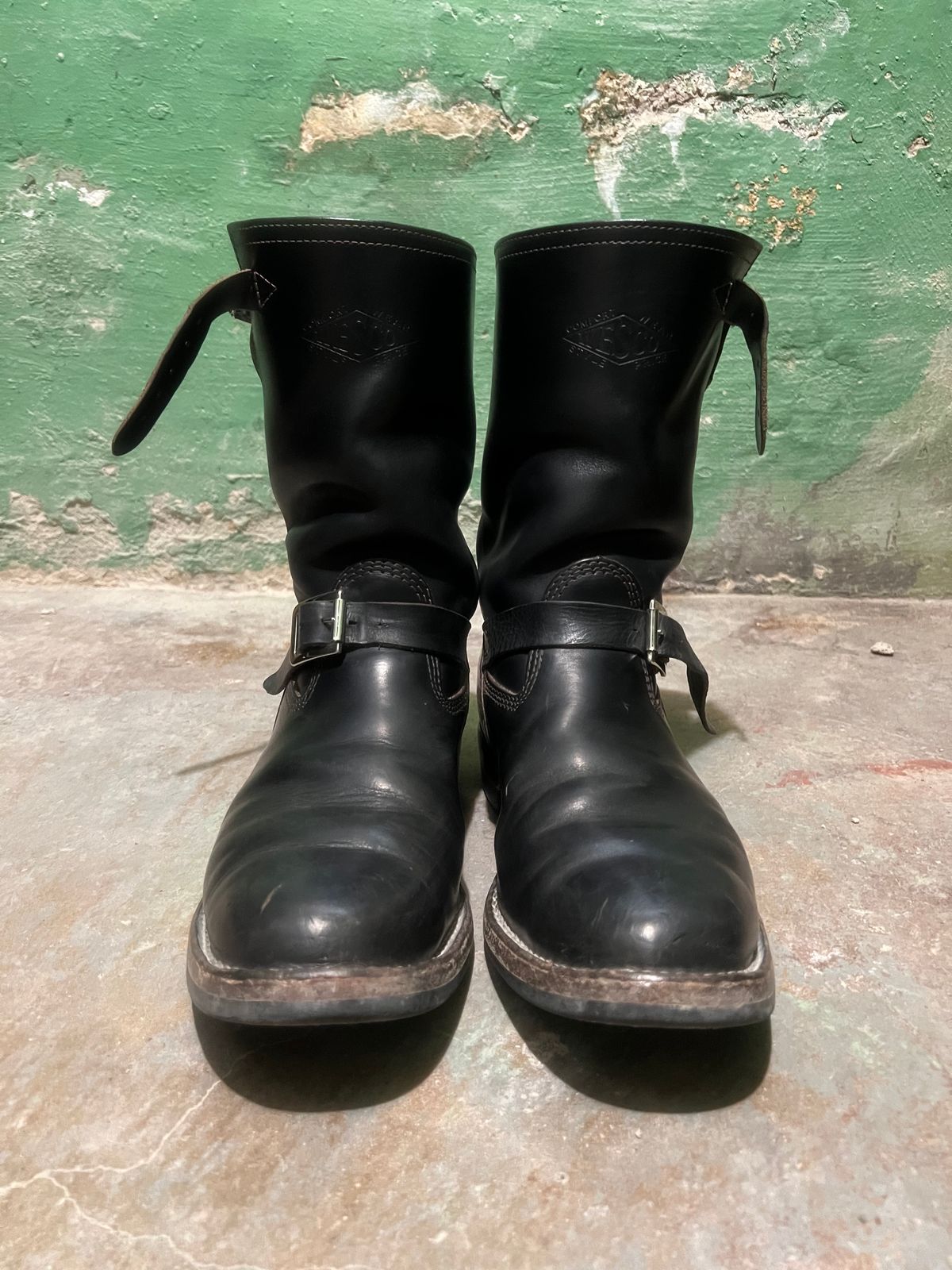 Photo by twigglekitty73 on March 2, 2024 of the Wesco Mister Lou in Horween Black Chromexcel Horsehide.