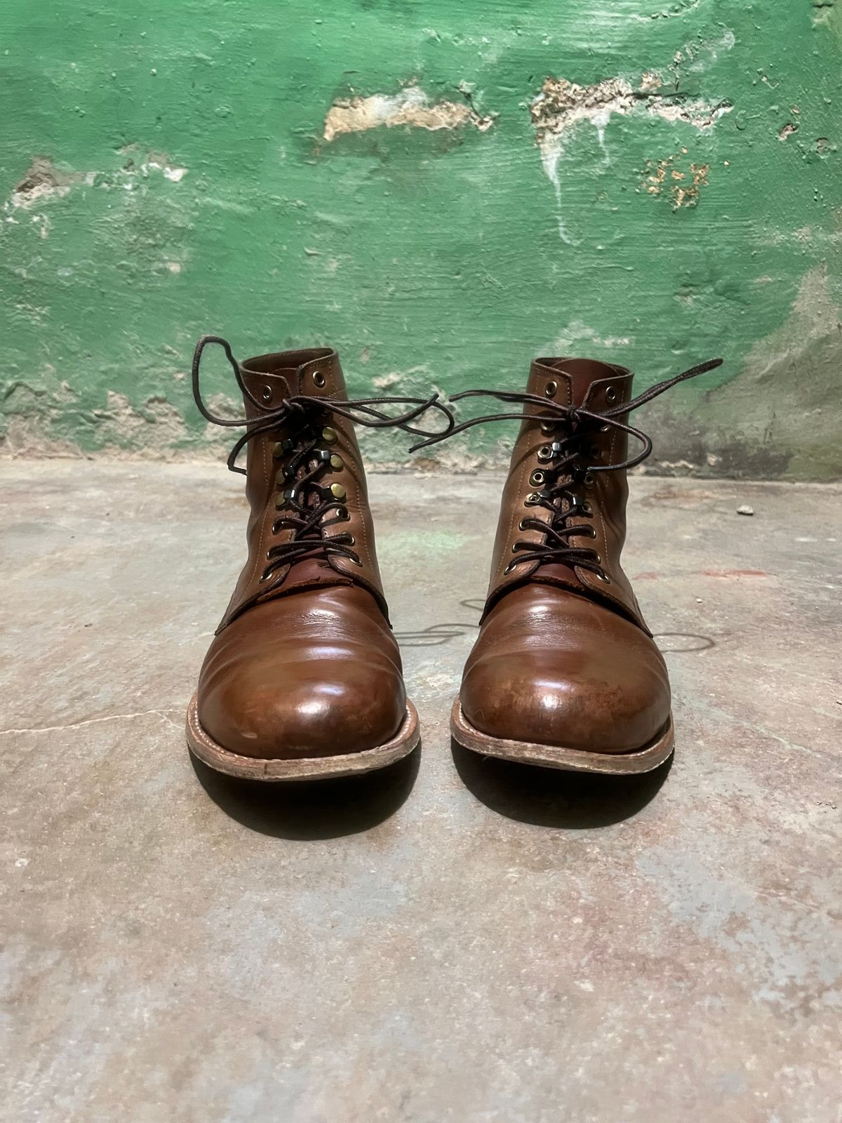Photo by twigglekitty73 on March 2, 2024 of the Oak Street Bootmakers Trench Boot in Horween Natural Chromexcel.