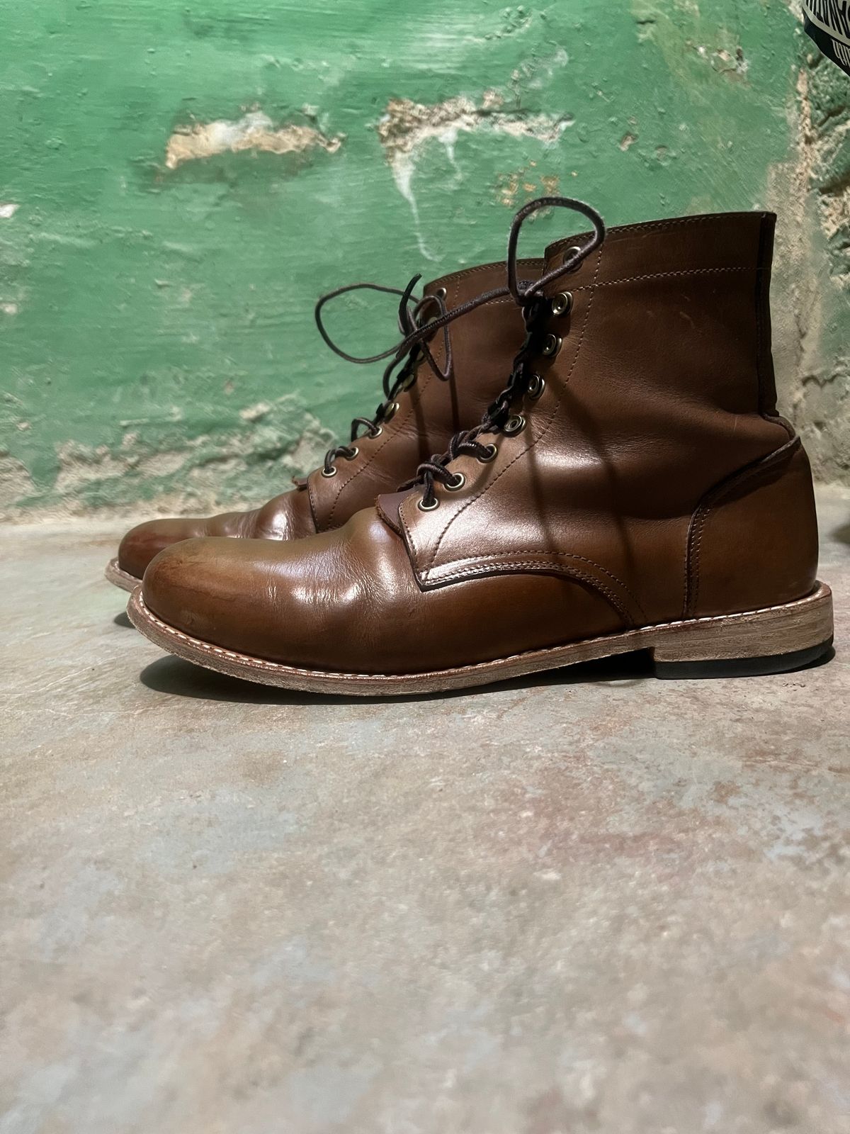 Photo by twigglekitty73 on March 2, 2024 of the Oak Street Bootmakers Trench Boot in Horween Natural Chromexcel.