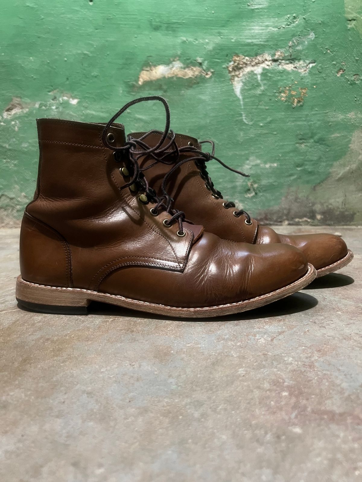Photo by twigglekitty73 on March 2, 2024 of the Oak Street Bootmakers Trench Boot in Horween Natural Chromexcel.