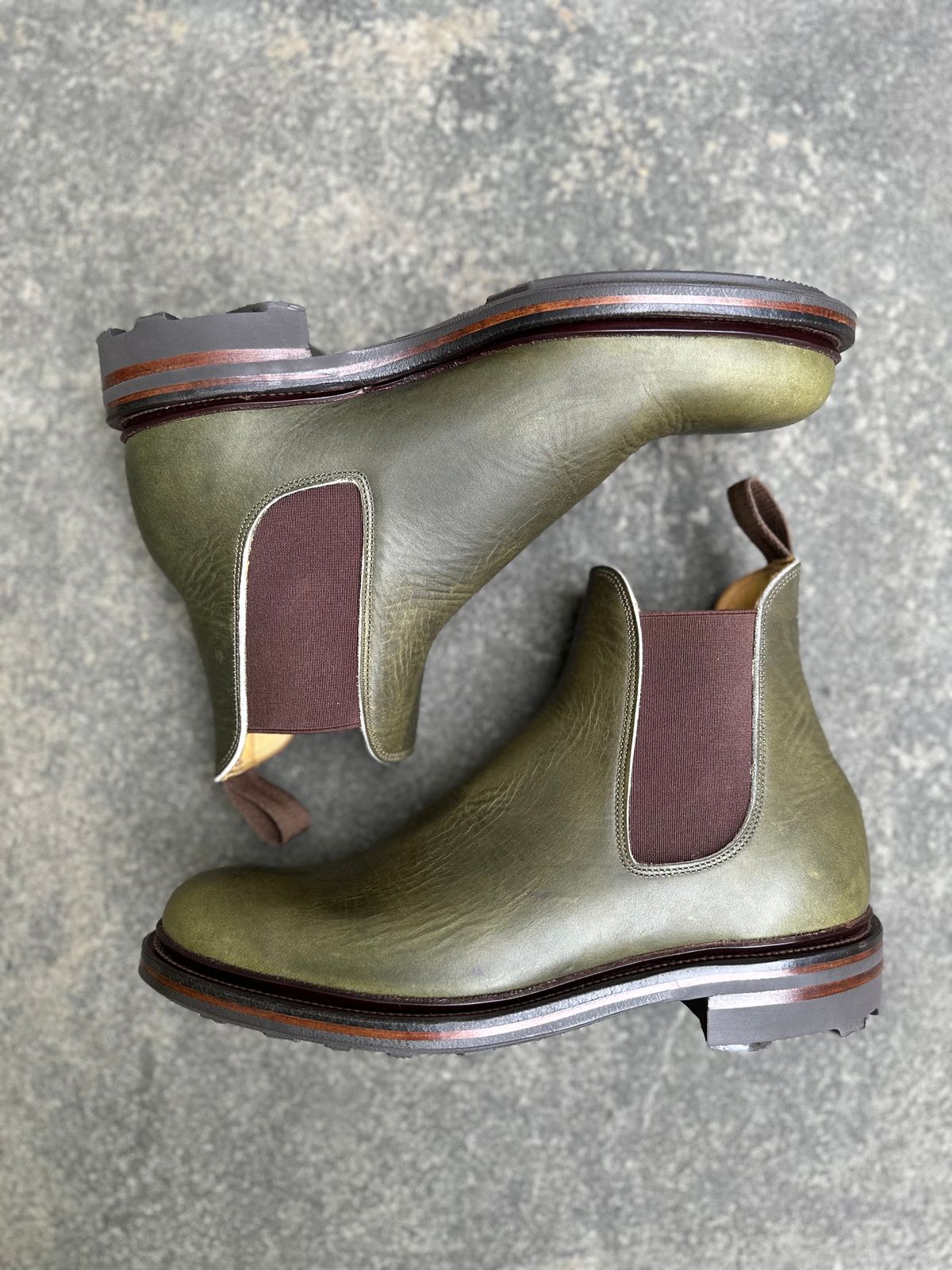 Photo by farinastella on October 3, 2022 of the Viberg Chelsea in Horween Olive Chromepak.