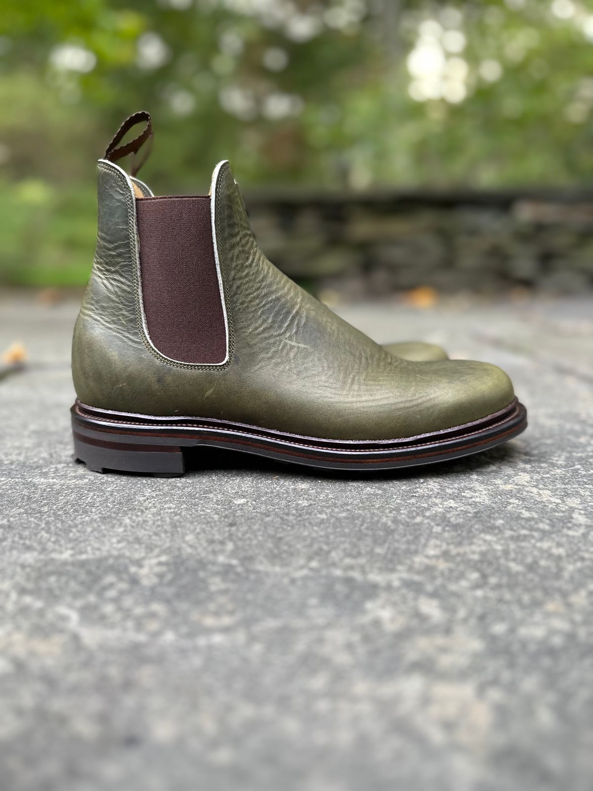 Photo by farinastella on October 3, 2022 of the Viberg Chelsea in Horween Olive Chromepak.