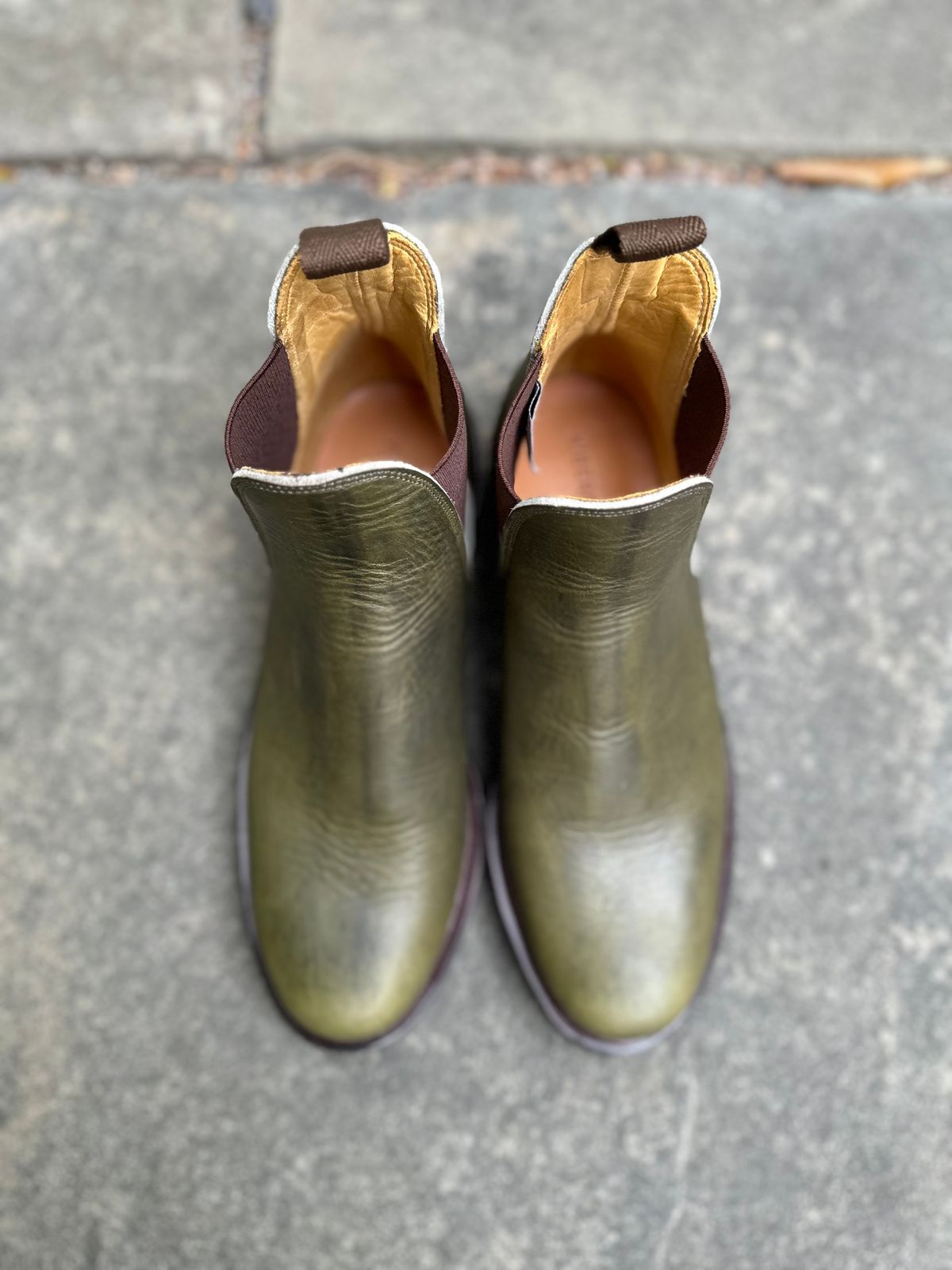 Photo by farinastella on October 3, 2022 of the Viberg Chelsea in Horween Olive Chromepak.