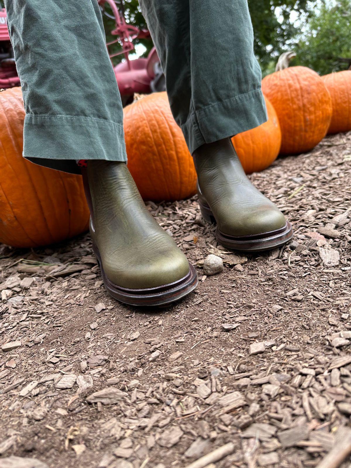 Photo by farinastella on October 3, 2022 of the Viberg Chelsea in Horween Olive Chromepak.