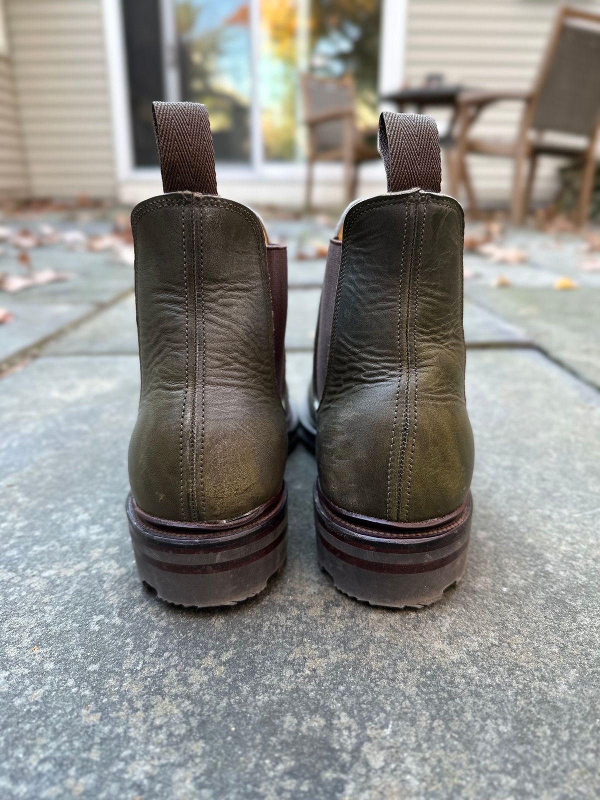 Photo by farinastella on November 4, 2022 of the Viberg Chelsea in Horween Olive Chromepak.