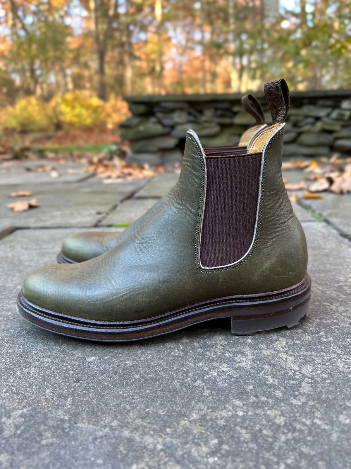Photo by farinastella on November 4, 2022 of the Viberg Chelsea in Horween Olive Chromepak.