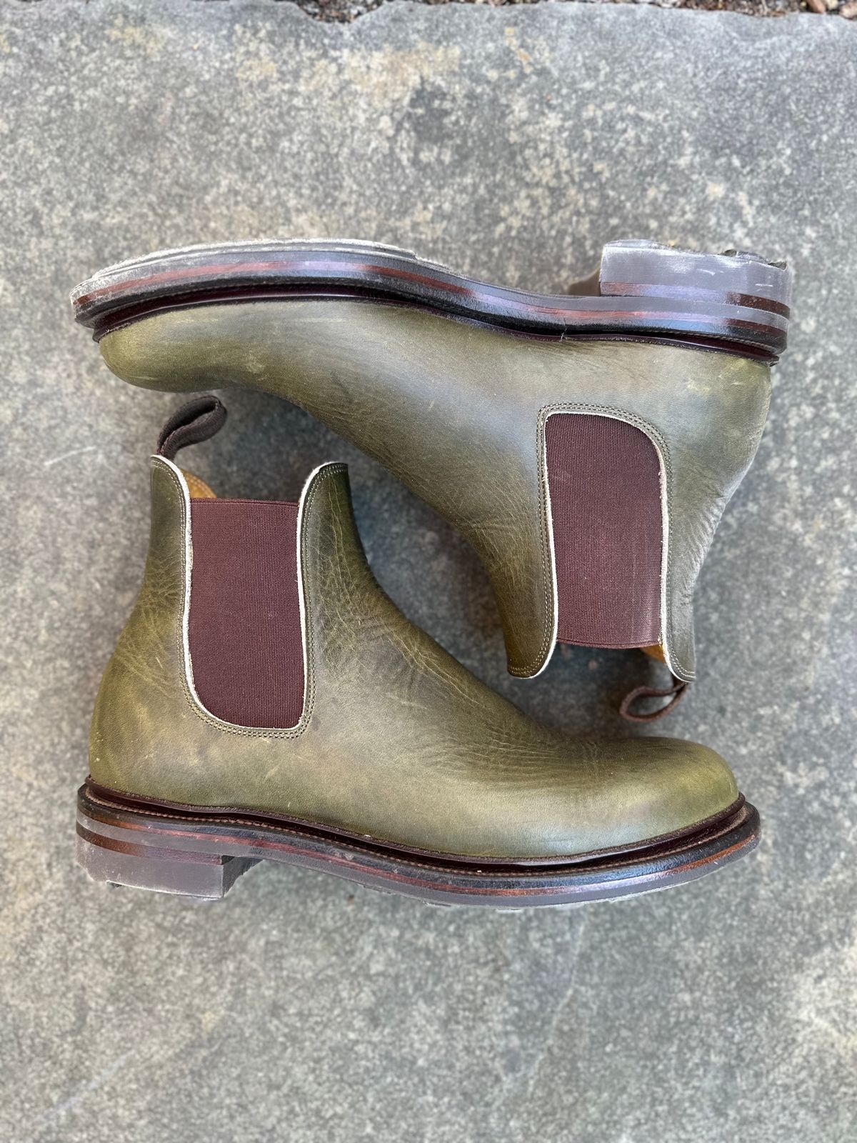 Photo by farinastella on November 4, 2022 of the Viberg Chelsea in Horween Olive Chromepak.