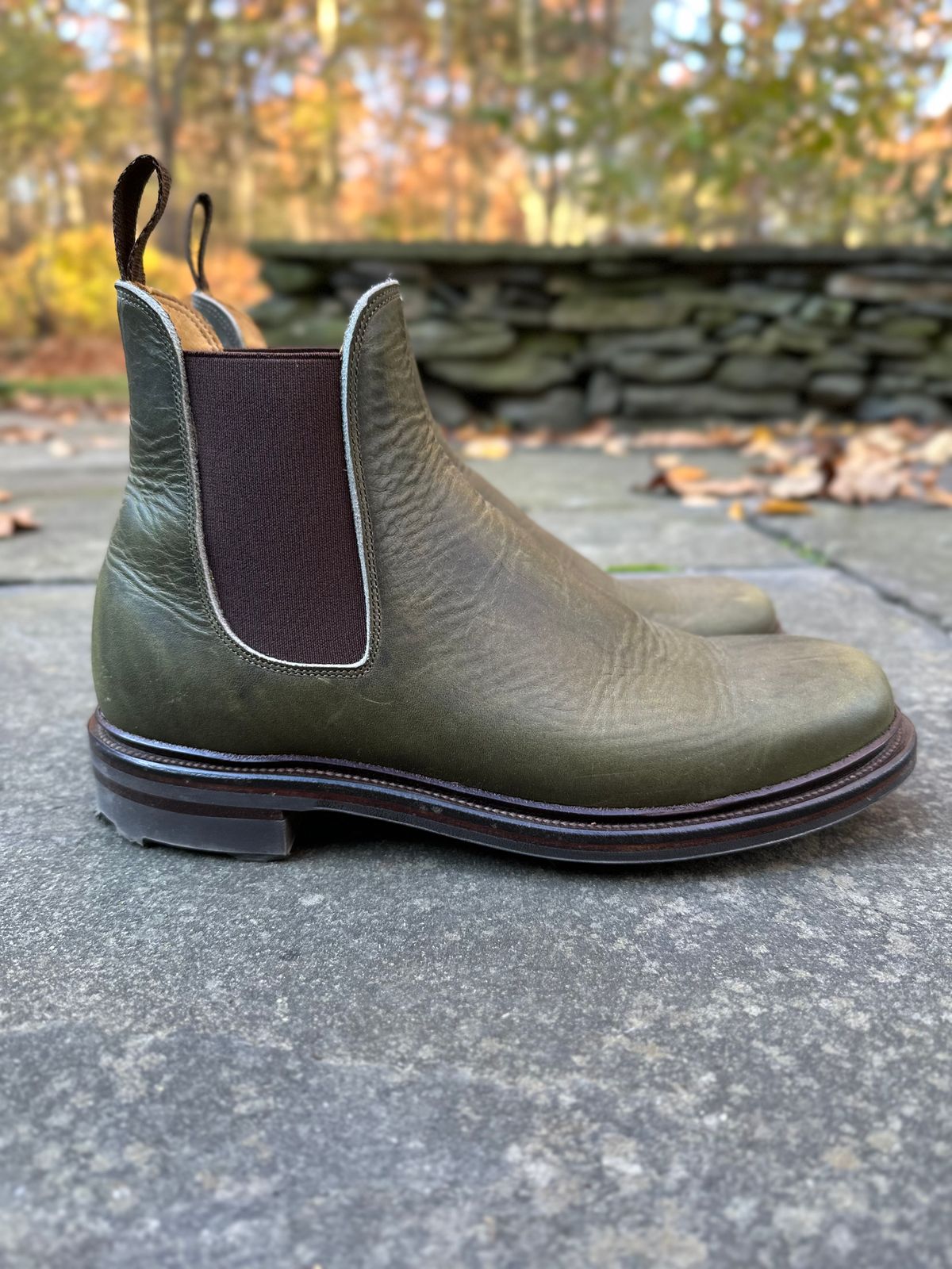 Photo by farinastella on November 4, 2022 of the Viberg Chelsea in Horween Olive Chromepak.