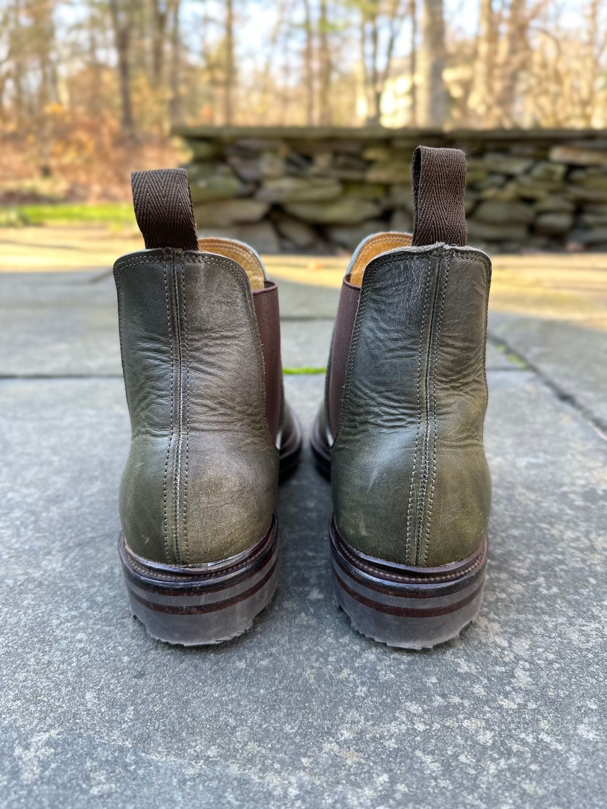 Photo by farinastella on December 6, 2022 of the Viberg Chelsea in Horween Olive Chromepak.