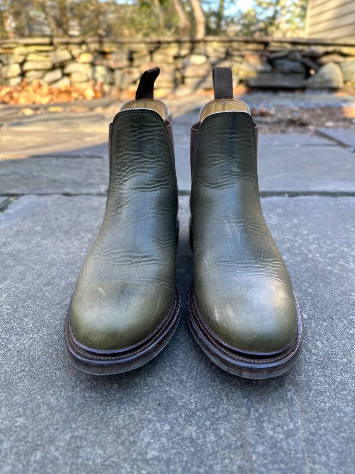 Photo by farinastella on December 6, 2022 of the Viberg Chelsea in Horween Olive Chromepak.