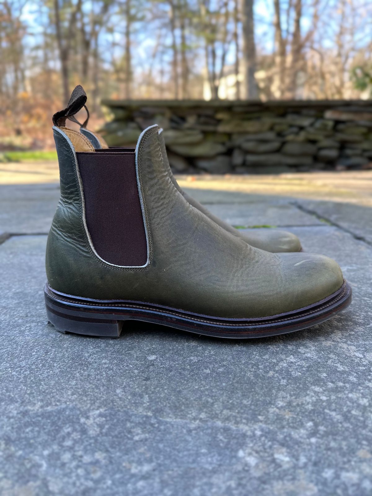 Photo by farinastella on December 6, 2022 of the Viberg Chelsea in Horween Olive Chromepak.