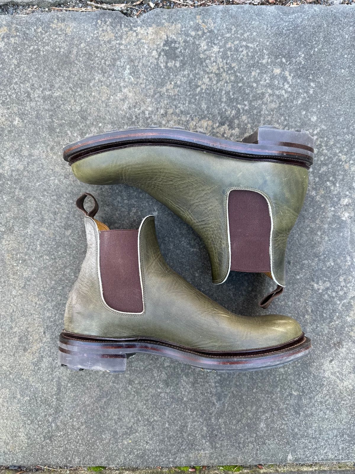 Photo by farinastella on December 6, 2022 of the Viberg Chelsea in Horween Olive Chromepak.