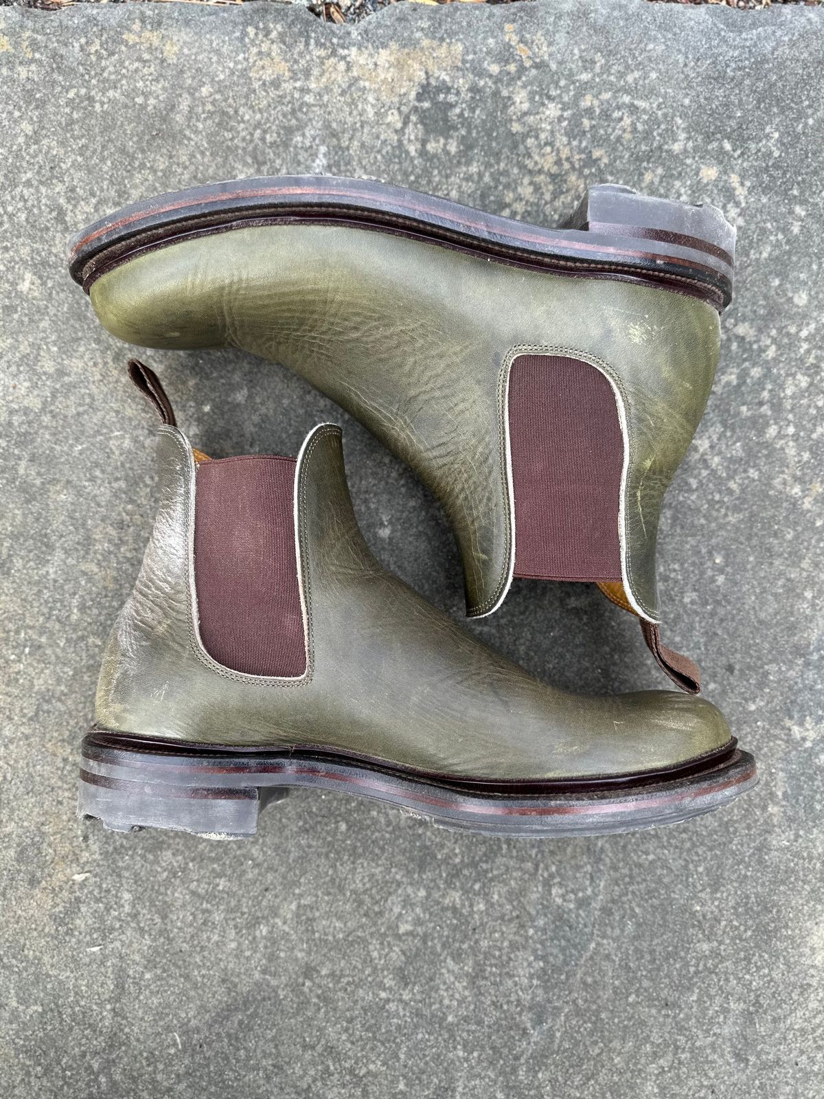 Photo by farinastella on January 5, 2023 of the Viberg Chelsea in Horween Olive Chromepak.