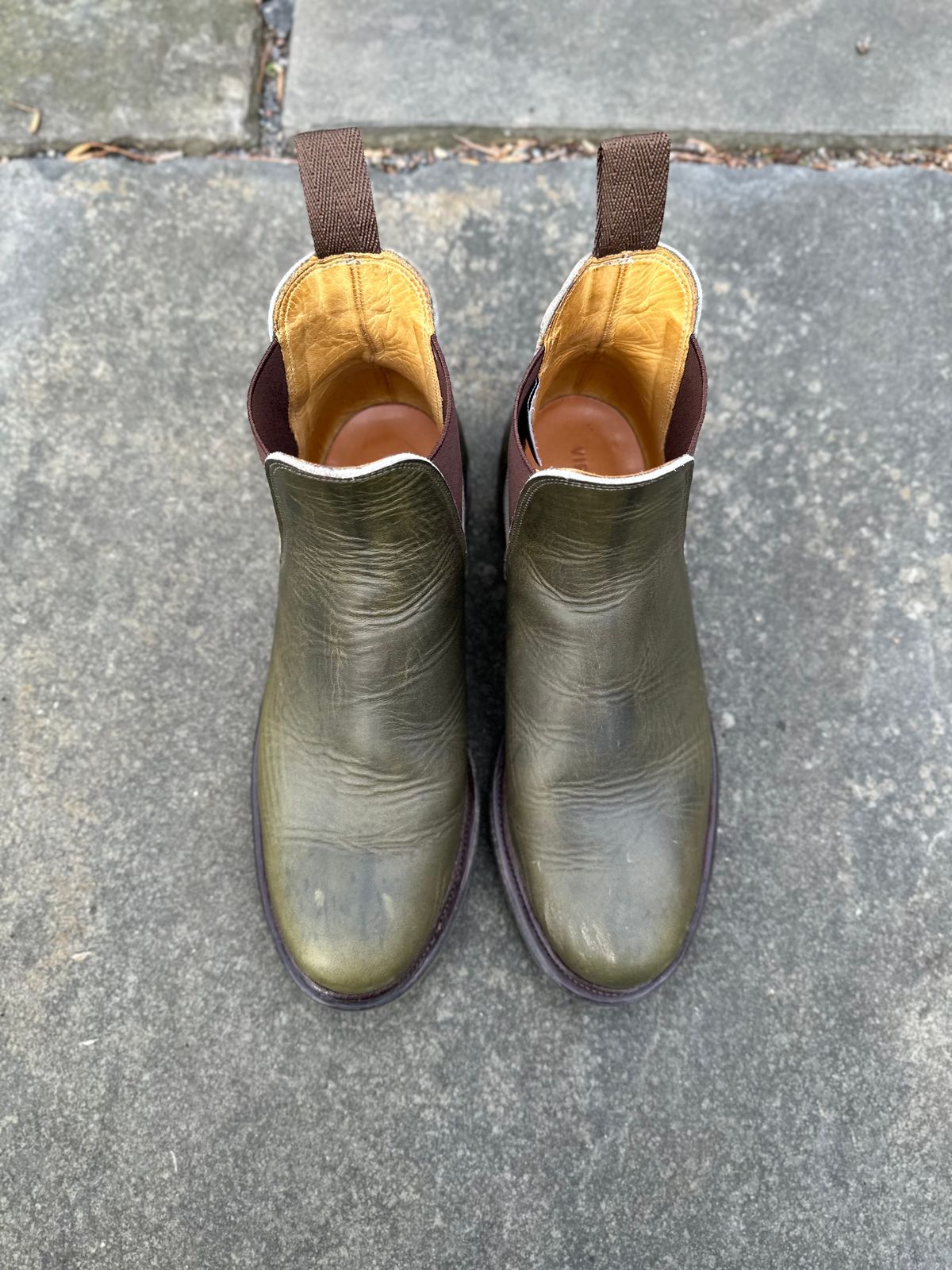 Photo by farinastella on January 5, 2023 of the Viberg Chelsea in Horween Olive Chromepak.