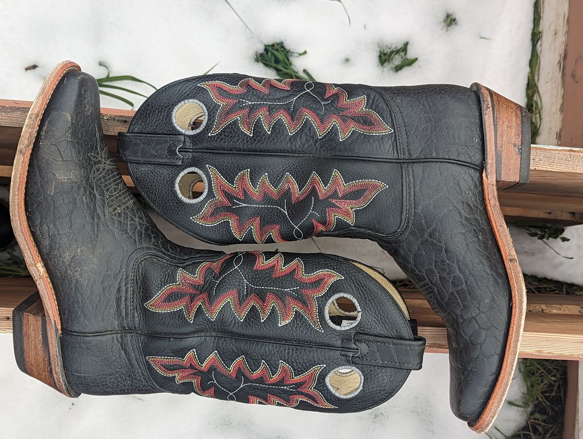 Photo by zangazanga on November 1, 2023 of the Canada West Boots Brahma 6563-6 in Unknown Leather.