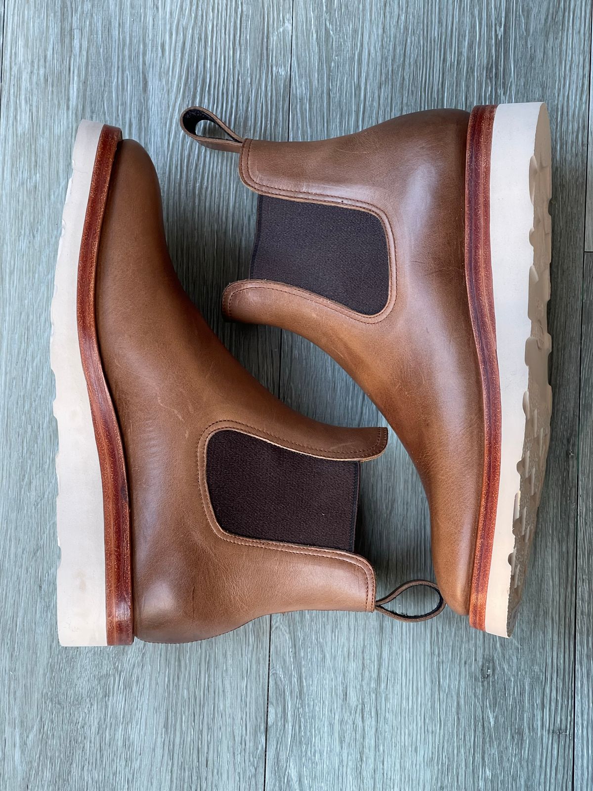 Photo by elliottjhill on October 1, 2022 of the Benzein The Seventh Chelsea Boot in Horween Natural Chromexcel.
