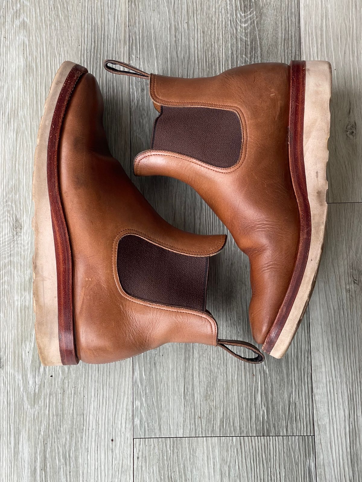 Photo by elliottjhill on April 1, 2023 of the Benzein The Seventh Chelsea Boot in Horween Natural Chromexcel.