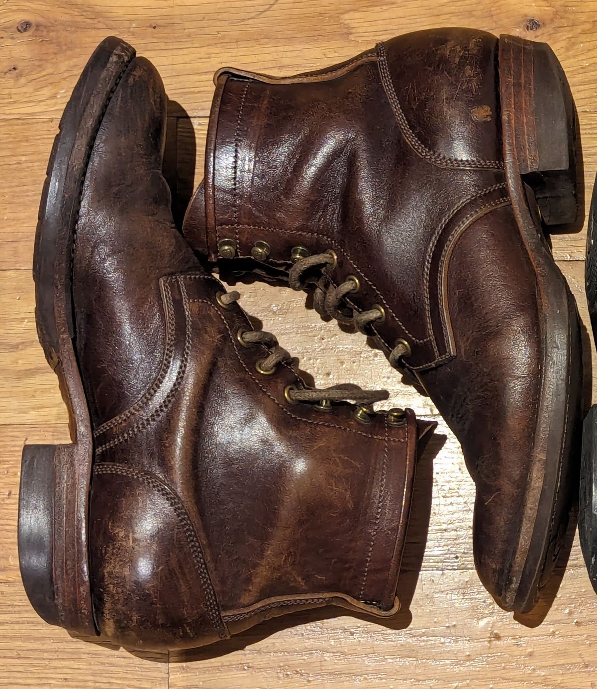 Photo by roger___af on February 8, 2024 of the Flame Panda Service Boot in Shinki Chocolate Antique Horsehide.