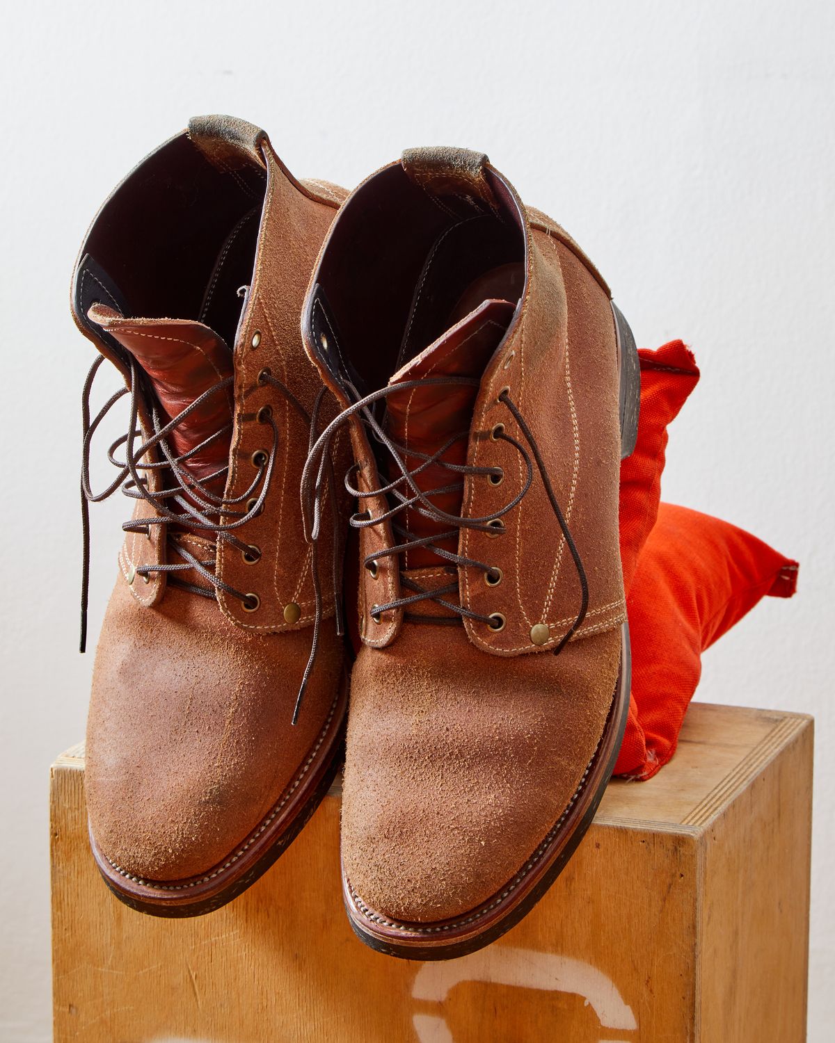 Photo by kosta on December 2, 2023 of the Unsung U 22-1 Slog Boot in Wickett & Craig Chestnut Oiled Latigo Roughout.