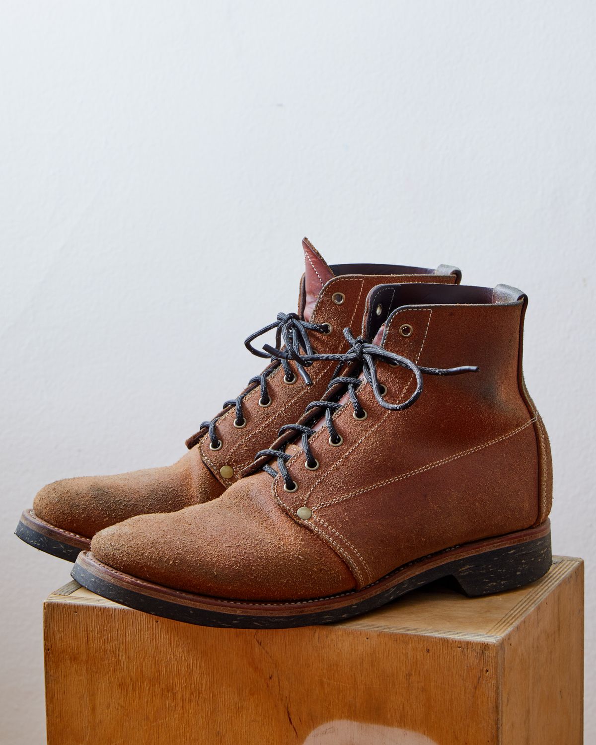 Photo by kosta on January 5, 2024 of the Unsung U 22-1 Slog Boot in Wickett & Craig Chestnut Oiled Latigo Roughout.