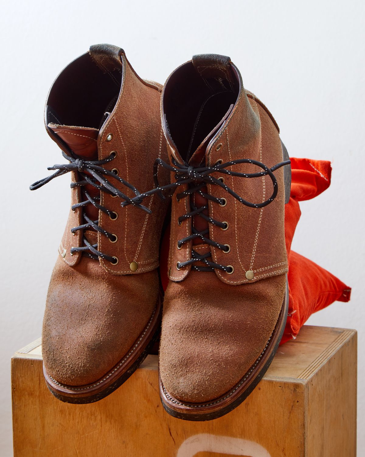 Photo by kosta on January 5, 2024 of the Unsung U 22-1 Slog Boot in Wickett & Craig Chestnut Oiled Latigo Roughout.