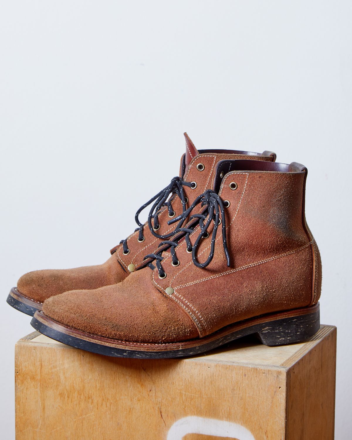 Photo by kosta on February 6, 2024 of the Unsung U 22-1 Slog Boot in Wickett & Craig Chestnut Oiled Latigo Roughout.