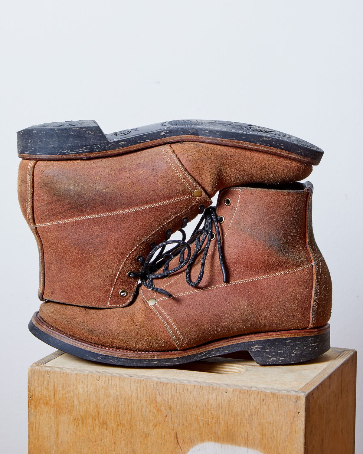 Photo by kosta on February 6, 2024 of the Unsung U 22-1 Slog Boot in Wickett & Craig Chestnut Oiled Latigo Roughout.