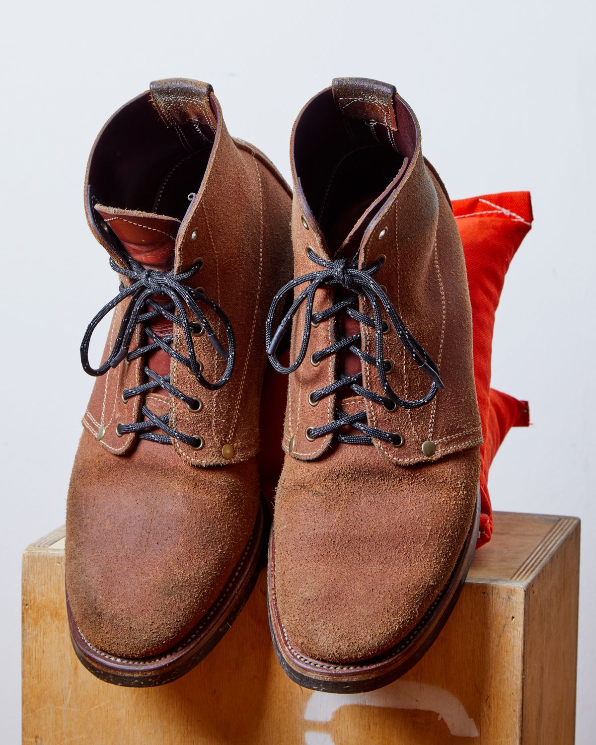 Photo by kosta on February 6, 2024 of the Unsung U 22-1 Slog Boot in Wickett & Craig Chestnut Oiled Latigo Roughout.