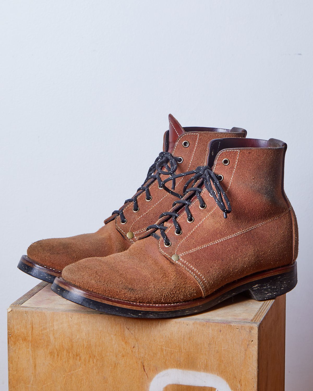 Photo by kosta on April 3, 2024 of the Unsung U 22-1 Slog Boot in Wickett & Craig Chestnut Oiled Latigo Roughout.