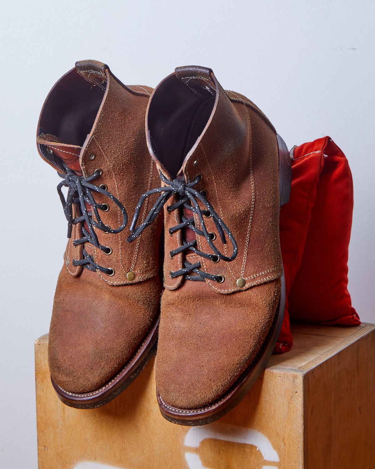 Photo by kosta on April 3, 2024 of the Unsung U 22-1 Slog Boot in Wickett & Craig Chestnut Oiled Latigo Roughout.