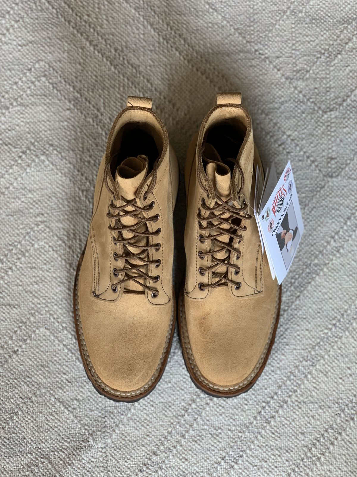 Photo by kosta on September 30, 2021 of the White's 350 Cruiser in Seidel Natural Suede.