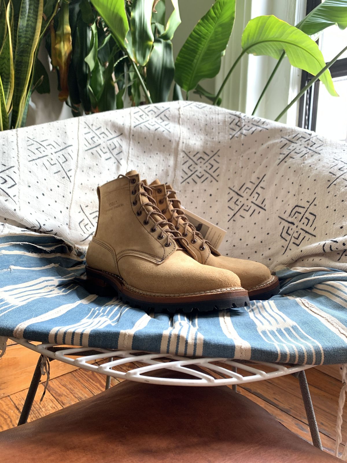 Photo by kosta on September 30, 2021 of the White's 350 Cruiser in Seidel Natural Suede.