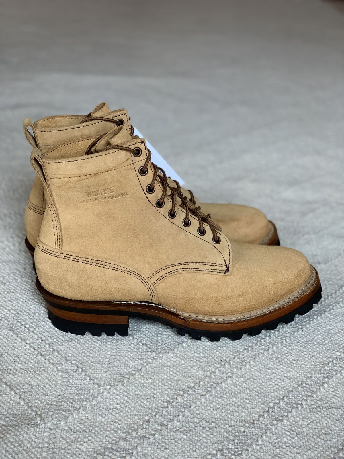 Photo by kosta on September 30, 2021 of the White's 350 Cruiser in Seidel Natural Suede.