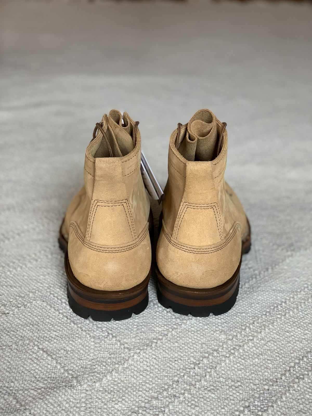 Photo by kosta on September 30, 2021 of the White's 350 Cruiser in Seidel Natural Suede.