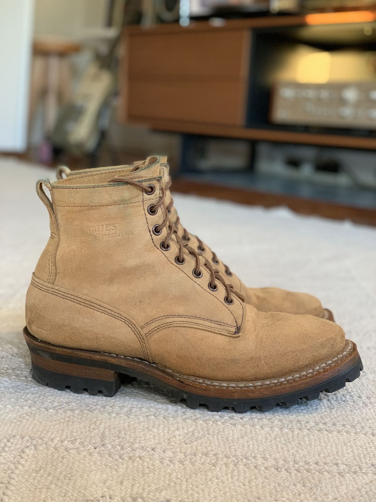 Photo by kosta on November 3, 2021 of the White's 350 Cruiser in Seidel Natural Suede.