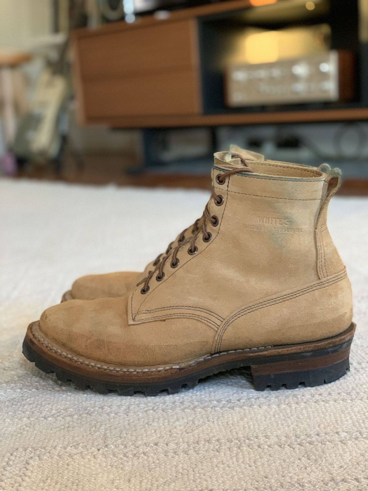 Photo by kosta on November 3, 2021 of the White's 350 Cruiser in Seidel Natural Suede.