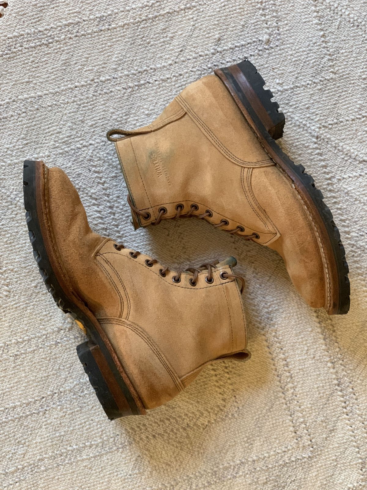 Photo by kosta on November 3, 2021 of the White's 350 Cruiser in Seidel Natural Suede.