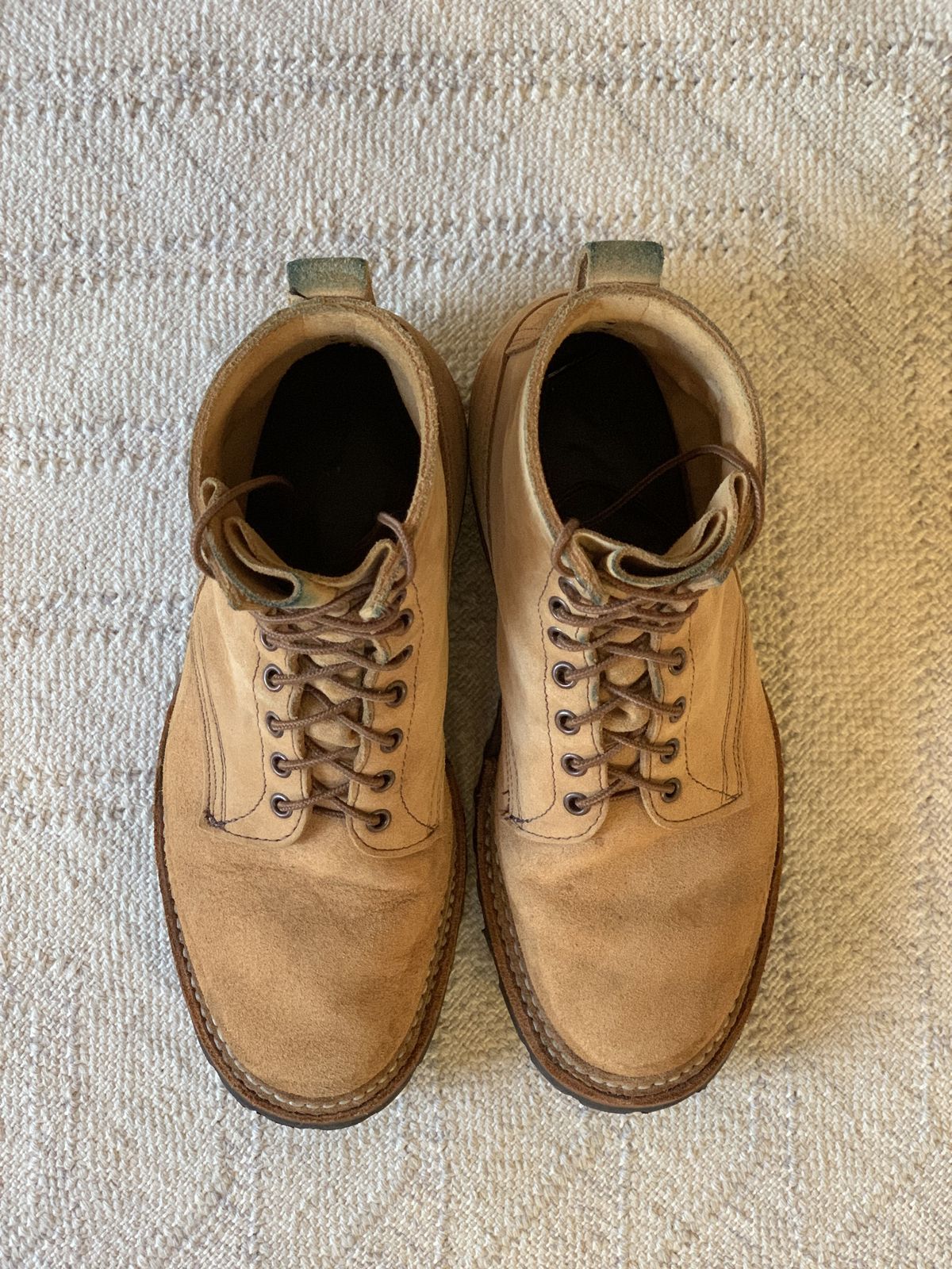 Photo by kosta on November 3, 2021 of the White's 350 Cruiser in Seidel Natural Suede.